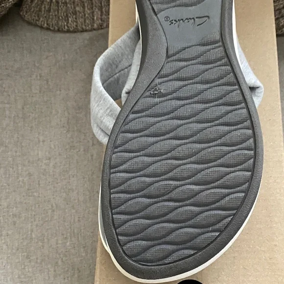 Clarks Cloudsteppers Gray Knotted Fabric Thong Sandals - Picture 3 of 3